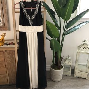 🖤Stunning black & white maxi dress & tie at back